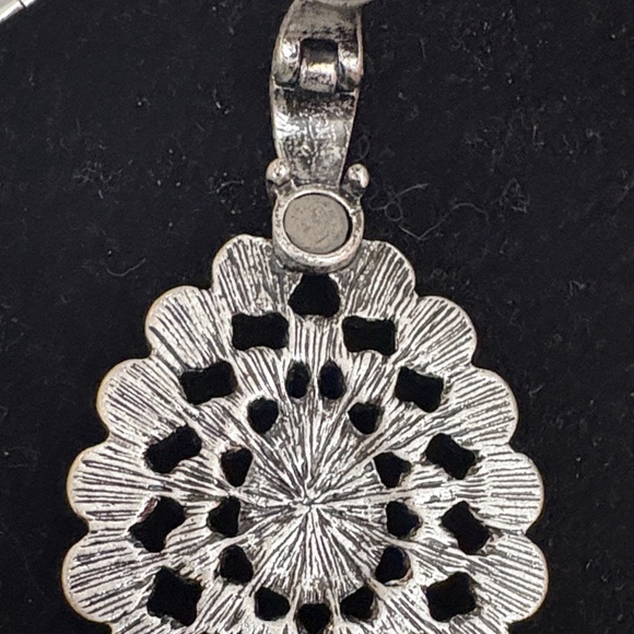 Elegant Silver Necklace with Pendant - Picture 6 of 8